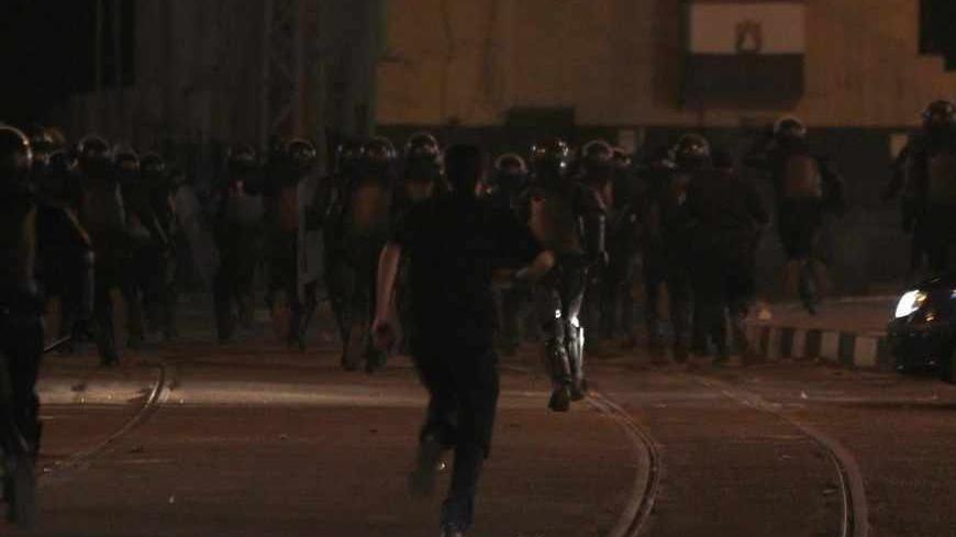 Riot policemen run towards protesters opposing Egyptian President Mohamed Mursi during clashes at a rally in support of the judiciary, in front of El-Thadiya presidential palace in Cairo April 26, 2013. Egypt's Islamist-dominated parliament must move quickly to adopt judicial reforms that have sparked a revolt by judges, the deputy leader of the Muslim Brotherhood's political arm argued on Friday. The proposed reforms, which would get rid of more than 3,000 judges by lowering the retirement age, have widene