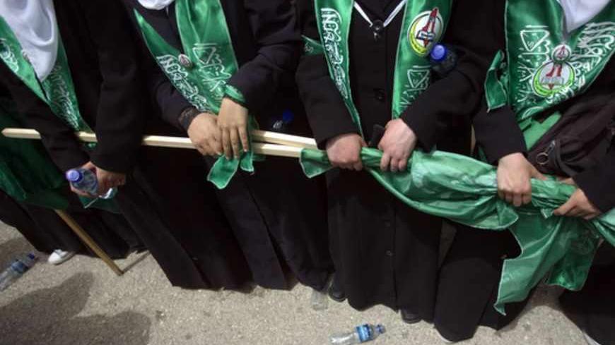 Palestinian students supporting the Islamic Hamas movement take part in an election campaign for the student council at the Birzeit University campus in the West Bank city of Ramallah April 14, 2009. The political parties are competing for the student council's 51 seats in an election that will take place on Wednesday. REUTERS/Fadi Arouri (WEST BANK CONFLICT EDUCATION) - RTXDZ7O