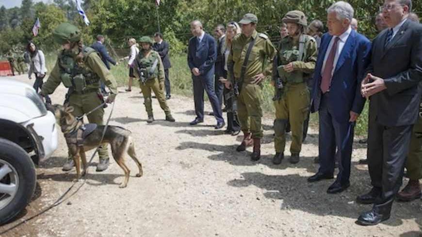 U.S. Defense Secretary Chuck Hagel (2nd R) and Israeli Defense Minister Moshe Yaalon (R) watch an Israeli military K-9 unit train at an army base near Tel Aviv April 23, 2013. REUTERS/Jim Watson/Pool (ISRAEL - Tags: POLITICS MILITARY ANIMALS) - RTXYWPQ