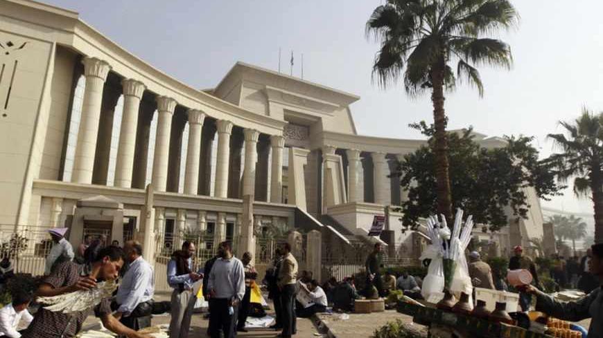 Street vendors sell refreshments in front of the Supreme Constitutional Court in Maadi, south of Cairo December 2, 2012. Egypt's Supreme Constitutional Court postponed its work indefinitely on Sunday after a protest by Islamists sympathetic to President Mohamed Mursi outside its headquarters. REUTERS/Amr Abdallah Dalsh (EGYPT - Tags: POLITICS CIVIL UNREST CRIME LAW FOOD) - RTR3B4NE