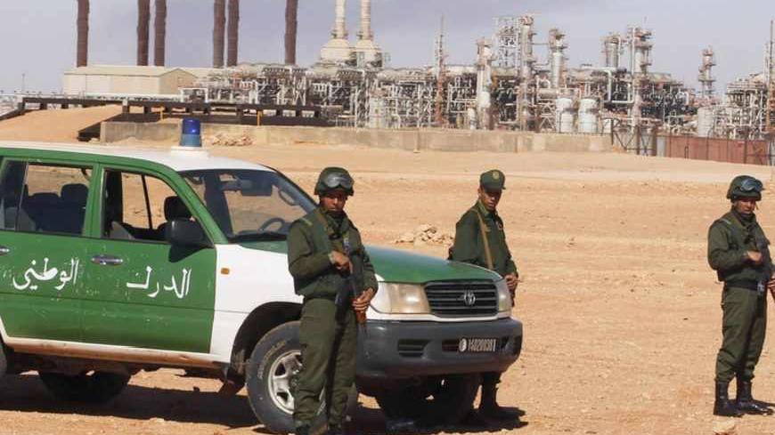 Algerian soldiers stand near the Tiguentourine Gas Plant in In Amenas, 1600 km (994 miles) southeast of Algiers, January 31, 2013. REUTERS/Louafi Larbi (ALGERIA - Tags: MILITARY POLITICS CRIME LAW) - RTR3D77Z