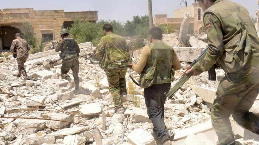 Forces loyal to Syria's President Bashar al-Assad carry their weapons as they move during what they said was an operation to push rebels from the road between Dahra Abd Rabbo village and Castello in Aleppo May 27, 2013. REUTERS/George Ourfalian (SYRIA - Tags: CIVIL UNREST MILITARY POLITICS CONFLICT) - RTX102VH