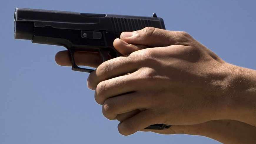 Iranian anti-narcotics policemen demonstrate their weapons skills during a ceremony concluding anti-narcotics maneuvers in Zahedan, 1,605 kilometers (1,003 miles) southeast of Tehran May 20, 2009.  The head of the U.N. crime agency praised Iran during a visit on Wednesday for curbing the flow of smuggled heroin from Afghanistan and helping keep the drug off Western streets. REUTERS/Caren Firouz (IRAN CRIME LAW POLITICS SOCIETY) - RTXKMGD