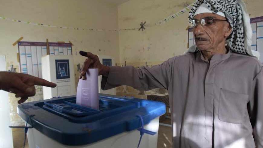An Iraqi man casts his vote at a polling station in Basra, 420 km (261 miles) southeast of Baghdad, April 20, 2013. Iraqis voted for provincial councils on Saturday in their first ballot since U.S. troops left the country, a key measure of political strength before parliamentary elections next year. REUTERS/Atef Hassan (IRAQ - Tags: POLITICS ELECTIONS) - RTXYT1X