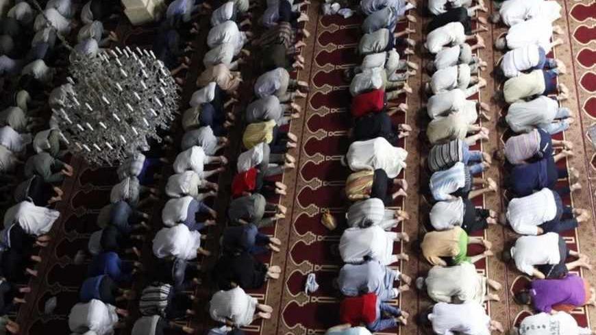 Muslim men attend a "Tarawih" mass prayer session during Ramadan at the El Houda mosque in Algiers August 25, 2010. Muslims around the world abstain from eating, drinking and conducting sexual relations from sunrise to sunset during Ramadan, the holiest month in the Islamic calendar.     REUTERS/Louafi Larbi  (ALGERIA Tags: - Tags: RELIGION SOCIETY) - RTR2HJPN