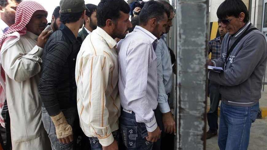 Syrians wait to cross back into Syria at the Turkish Cilvegozu border, opposite the Syrian commercial crossing point Bab al-Hawa, in Reyhanli, Hatay province, May 14, 2013. REUTERS/Umit Bektas (TURKEY - Tags: POLITICS CIVIL UNREST) - RTXZLW2
