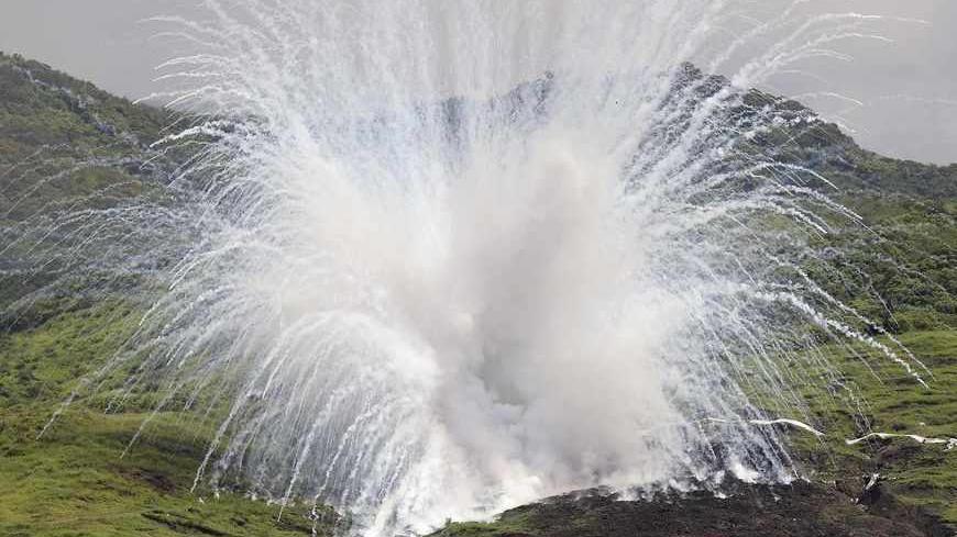A white phosphorous shell explodes on target during the Lien Yung annual joint forces exercises in Pingtung County, southern Taiwan, June 7, 2012. REUTERS/Pichi Chuang (TAIWAN - Tags: MILITARY) - RTR337VR