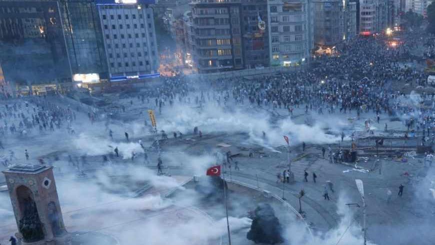 Protesters run as riot police fire teargas during a protest at Taksim Square in Istanbul June 11, 2013. Turkish riot police fired volleys of teargas canisters into Istanbul's Taksim Square, centre of protests against Prime Minister Tayyip Erdogan, driving thousands into narrow side streets, witnesses said.    REUTERS/Osman Orsal (TURKEY - Tags: CIVIL UNREST POLITICS) - RTX10K5P