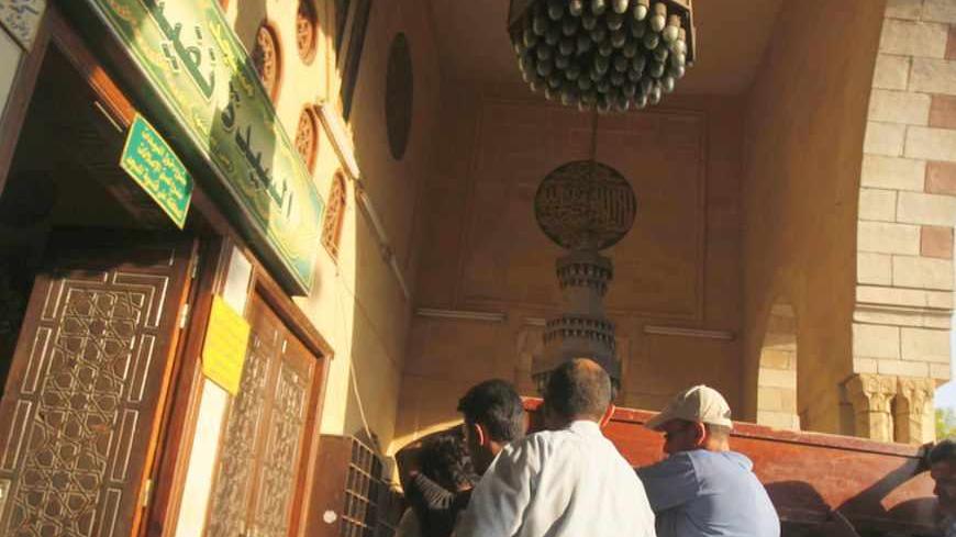 Egyptians carry the coffin of a Shi'ite victim, who was killed in sectarian violence, before funeral prayers in El Sayeda Nafisa Mosque in Cairo, June 24, 2013.  Egypt's president, accused of fuelling sectarian hatred, promised swift justice on Monday for a deadly attack on minority Shi'ites as he tried to quell broader factional fighting to avoid a threatened military intervention. REUTERS/Amr Abdallah Dalsh  (EGYPT - Tags: POLITICS CIVIL UNREST RELIGION) - RTX10ZDU