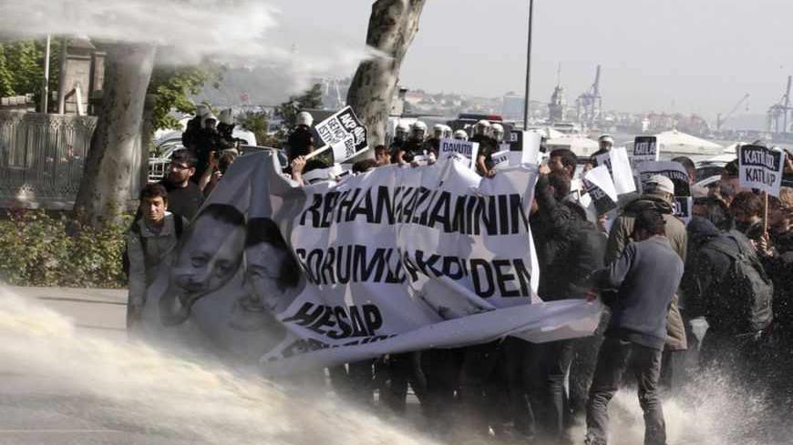 Protesters clash with riot police during a protest against Turkey's Prime Minister Tayyip Erdogan and the Turkish government's foreign policy on Syria, in Istanbul May 16, 2013. REUTERS/Osman Orsal (TURKEY - Tags: POLITICS CIVIL UNREST) - RTXZP3Y