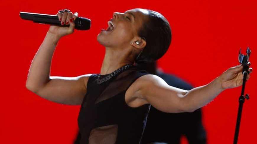 Singer Alicia Keys performs at the 55th annual Grammy Awards in Los Angeles, California, February 10, 2013. REUTERS/Mike Blake (UNITED STATES - Tags: ENTERTAINMENT) (GRAMMYS-SHOW) - RTR3DM9V