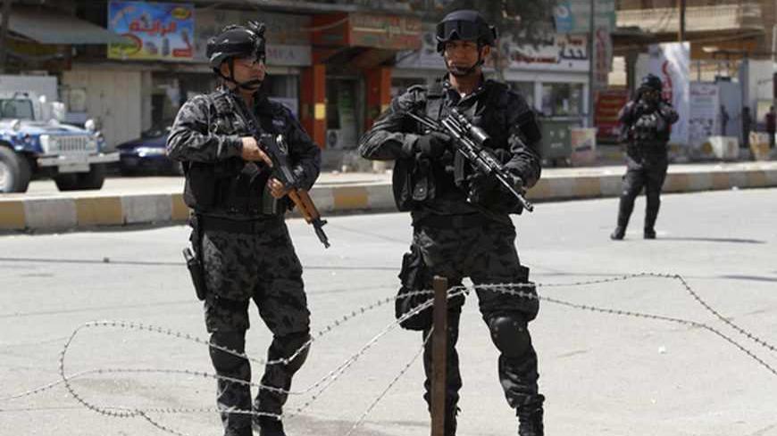 Members of the Iraqi special forces stand guard at a checkpoint in central Baghdad March 23, 2012. The Iraqi government has tightened security measures ahead of the Arab League summit, which is scheduled to be held in Baghdad at the end of March. REUTERS/Saad Shalash (IRAQ - Tags: POLITICS MILITARY) - RTR2ZRA8