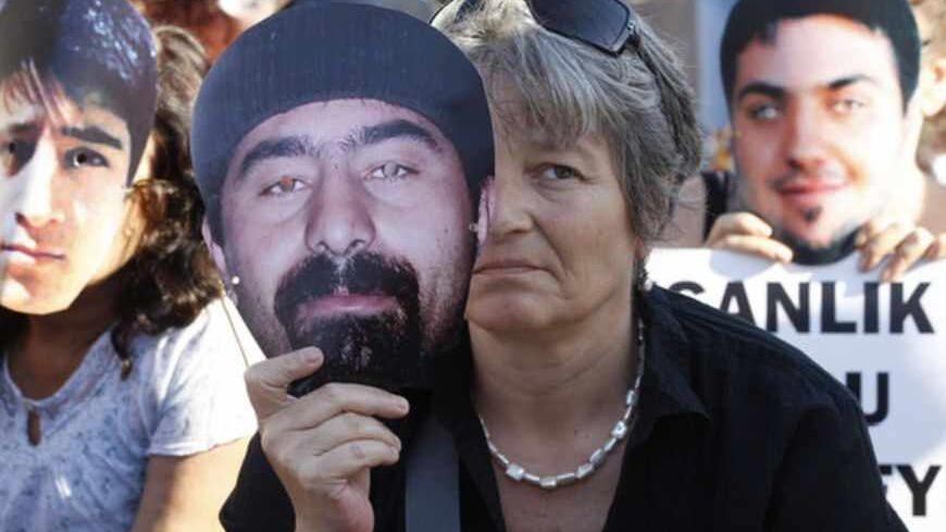 Protesters wear masks depicting victims of the violent anti-government protests in Turkey in Istanbul's Taksim Square June 26, 2013. REUTERS/Osman Orsal (TURKEY - Tags: CIVIL UNREST POLITICS) - RTX111ZC