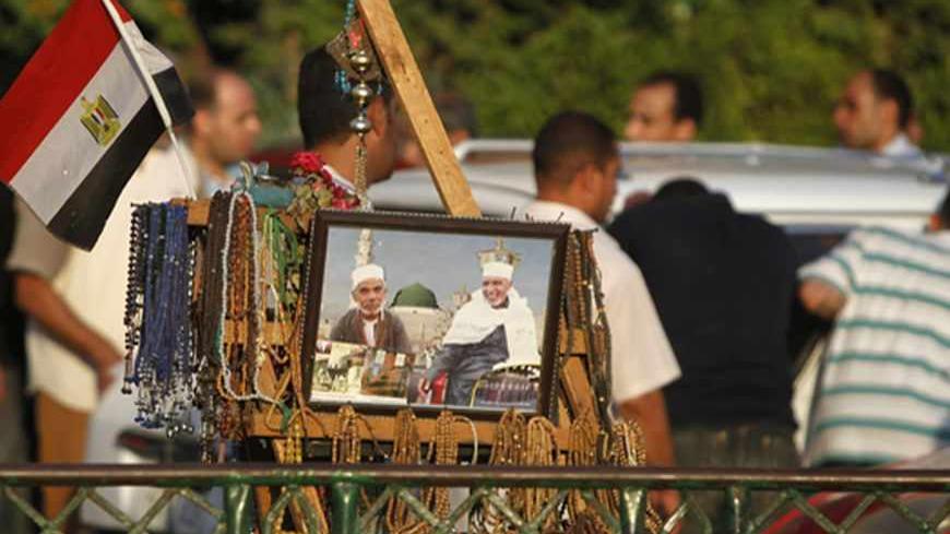 Egyptians carry coffins of Shi'ite victims killed in sectarian violence, following funeral prayers in El Sayeda Nafisa Mosque in Cairo, June 24, 2013. Egypt's president, accused of fuelling sectarian hatred, promised swift justice on Monday for a deadly attack on minority Shi'ites as he tried to quell broader factional fighting to avoid a threatened military intervention. REUTERS/Amr Abdallah Dalsh  (EGYPT - Tags: POLITICS CIVIL UNREST RELIGION) - RTX10ZE4