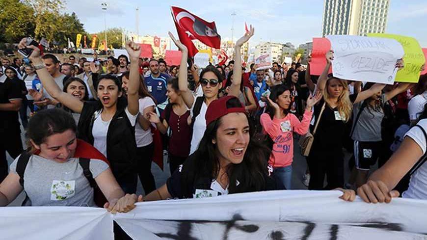 Protesters shout anti-government slogans during a demonstration at Taksim Square in Istanbul June 6, 2013. Turkish Prime Minister Tayyip Erdogan denounced those behind a week of violent demonstrations on Thursday, causing a sell-off on the Turkish stock exchange from investors worried that his defiant rhetoric will further enflame public wrath. REUTERS/Osman Orsal (TURKEY - Tags: CIVIL UNREST POLITICS) - RTX10E50