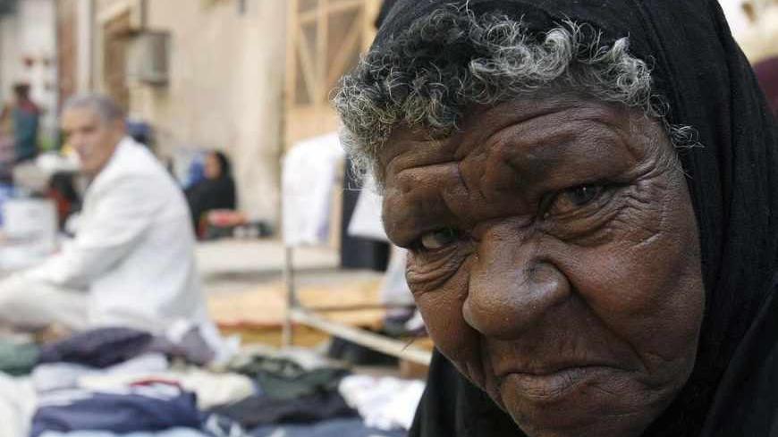 An African-Iraqi woman begs for money on a street in Basra, 420 km (260 miles) southeast of Baghdad December 4, 2008. Inspired by Barack Obama's election in the United States, some black Iraqis plan to run in a forthcoming election, to end what they call centuries of discrimination because of their slave ancestry.  Picture taken on December 4.  To match feature IRAQ/BLACKS     REUTERS/Atef Hassan (IRAQ) - RTR22FNQ
