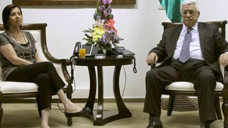 Palestinian President Mahmoud Abbas (R) meets Israeli lawmaker Zahava Gal-On, leader of the left-wing Meretz party, in the West Bank city of Ramallah August 26, 2012. REUTERS/Mohamad Torokman (WEST BANK - Tags: POLITICS) - RTR3753Y