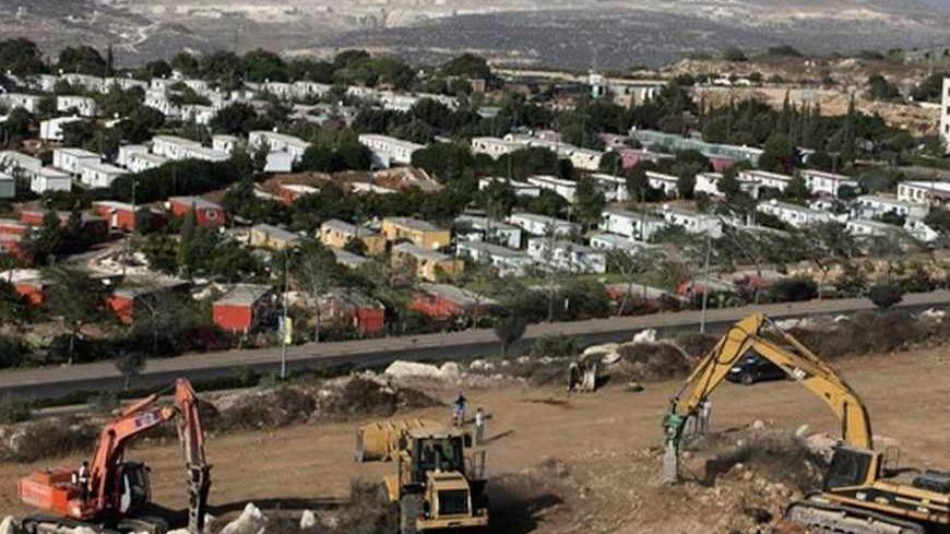 Construction vehicles prepare the ground as building of a housing project resumes in the West Bank Jewish settlement of Ariel September 27, 2010. Israel let a moratorium on new building in settlements expire on Monday but Palestinians held back from carrying out a threat to quit peace talks, giving the United States more time to try to save the negotiations. REUTERS/Nir Elias (WEST BANK - Tags: POLITICS BUSINESS CONSTRUCTION) - RTXSQ7G