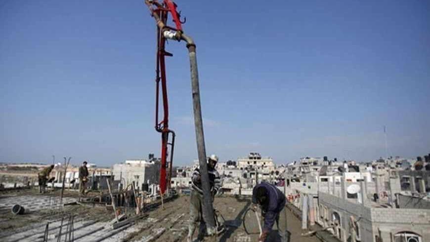 Palestinian labourers work at a construction site in Rafah in the southern Gaza Strip January 2, 2013. Israel eased its blockade of Gaza on Sunday, allowing a shipment of gravel for private construction into the Palestinian territory for the first time since Hamas seized control in 2007.  REUTERS/Ibraheem Abu Mustafa (GAZA - Tags: POLITICS BUSINESS CONSTRUCTION) - RTR3C1Q5