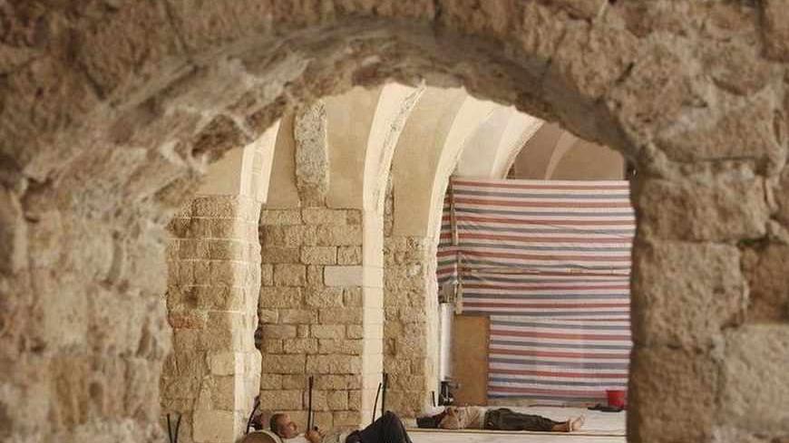 A Palestinian man rests inside the al-Omari mosque during the Muslim fasting month of Ramadan, in Gaza September 23, 2008. Muslims around the world abstain from eating, drinking and conducting sexual relations from sunrise to sunset during Ramadan, the holiest month in the Islamic calendar.    REUTERS/Suhaib Salem (GAZA) - RTX8TUP