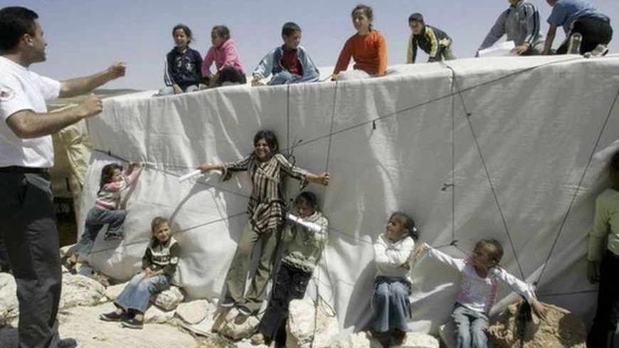 Palestinian children attend a non-violence workshop in the West Bank caves village of Ghwein, near Hebron, April 30, 2007. REUTERS/Nayef Hashlamoun (WEST BANK) - RTR1P75B