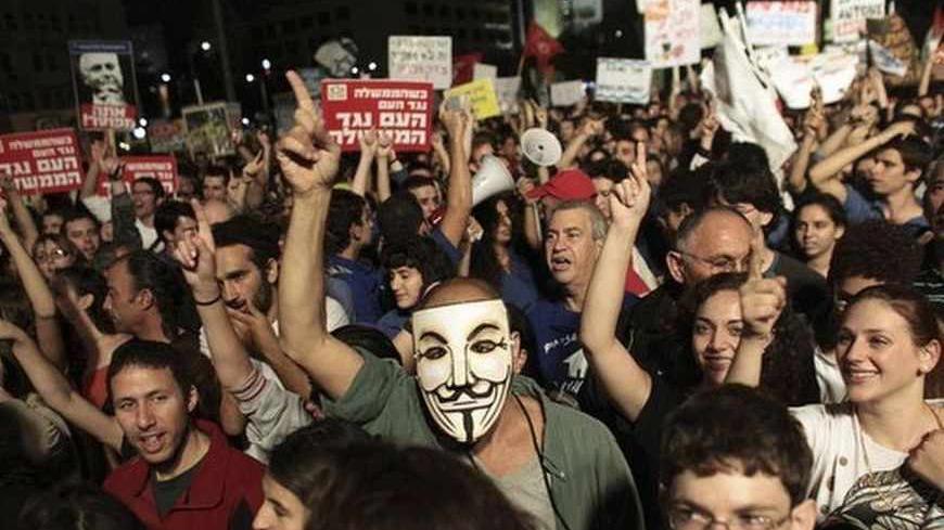 Protesters take part in a rally calling for social justice and a lower cost of living in Rabin square in Tel Aviv October 29, 2011. About 20,000 people marched in Tel Aviv on Saturday evening and then gathered at Rabin square in  the first protest after about two months following a wave of social protests around Israel. REUTERS/Daniel Bar On (ISRAEL - Tags: POLITICS CIVIL UNREST BUSINESS) ISRAEL OUT. NO COMMERCIAL OR EDITORIAL SALES IN ISRAEL - RTR2TE9N