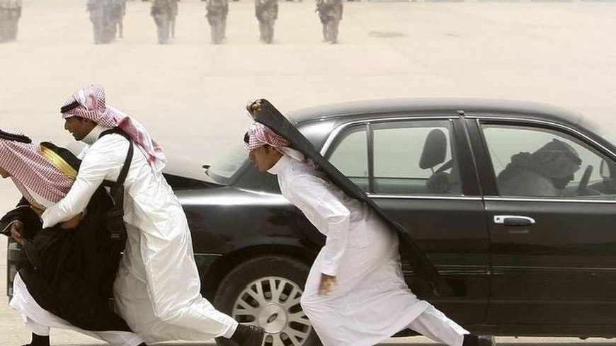 Graduating soldiers from the Saudi special forces' anti-terror unit demonstrate their skills in protecting VIPs under attack in Riyadh May 17, 2009. REUTERS/Fahad Shadeed (SAUDI ARABIA POLITICS) - RTXI8T2