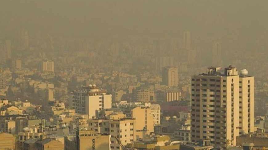 A general view shows smog over northwestern Tehran November 23, 2010. Tehran is choking. Gridlock on urban highways makes the city feel more like Los Angeles than the Middle East, while adding a toxic yellow halo of smog to otherwise perennially blue skies. Picture taken November 23, 2010. To match feature IRAN-METRO/  REUTERS/Raheb Homavandi (IRAN - Tags: ENVIRONMENT TRANSPORT CITYSCAPE) - RTXVHZE