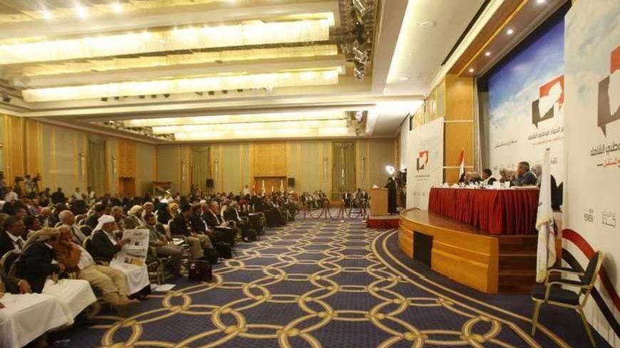 Delegates attend a national dialogue meeting at a hotel in Sanaa March 26, 2013. REUTERS/Khaled Abdullah (YEMEN - Tags: POLITICS) - RTXXY12