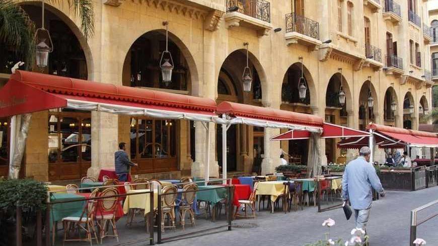People walk past empty restaurants in downtown Beirut November 20, 2012. In addition to tumbling exports, Lebanon's tourist industry has declined by as much as 15 percent. Most Gulf countries warned their citizens this year not to visit Lebanon after clashes erupted between supporters and opponents of the Syrian uprising. Lebanon has also lost most of the 600,000 Arab tourists who usually drive into Lebanon through Syria each year. To match Reuters Summit MIDEAST-SUMMIT/LEBANON-SYRIA  REUTERS/Mohamed Azakir
