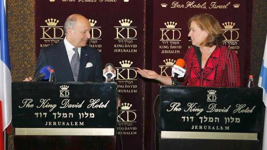 Tzipi Livni (R), Israel's Justice Minister and chief negotiator for renewed peace talks with the Palestinians, gives a joint statement with France's Foreign Minister Laurent Fabius before their meeting in Jerusalem August 25, 2013. REUTERS/Baz Ratner (JERUSALEM - Tags: POLITICS) - RTX12VTP
