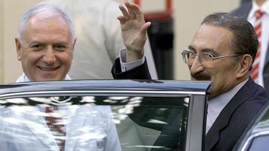 Turkish Prime Minister Bulent Ecevit (R) waves beside his doctor
Professor Mehmet Haberal at the entrance of the Baskent University
Hospital, in Ankara, June 26, 2002. Officials announced that, Ecevit,
77, will have a detailed check-up. Ecevit, was hospitalized twice in
May for intestinal problems, a broken rib and vascular infection and
has been recovering at home for the past month. REUTERS/str
WS - RTR6VWK