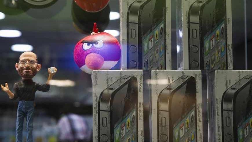 EDITORS' NOTE: Reuters and other foreign media are subject to Iranian restrictions on leaving the office to report, film or take pictures in Tehran.

A statuette of the late Apple co-founder Steve Jobs is displayed next to Apple iPhone 4S packaging at a shop window in Payetakht (Capital) computer centre in northern Tehran January 19, 2012. REUTERS/Morteza Nikoubazl (IRAN - Tags: SCIENCE TECHNOLOGY BUSINESS) - RTR2WILP