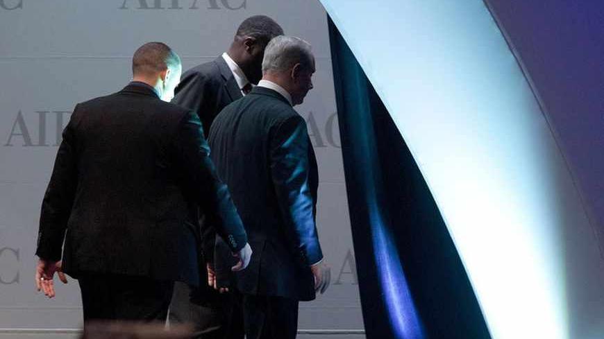 Israeli Prime Minister Benjamin Netanyahu (R) walks from the stage after speaking at the American Israel Public Affairs Committee (AIPAC) policy conference in Washington March 5, 2012.      REUTERS/Joshua Roberts    (UNITED STATES - Tags: POLITICS) - RTR2YWDV