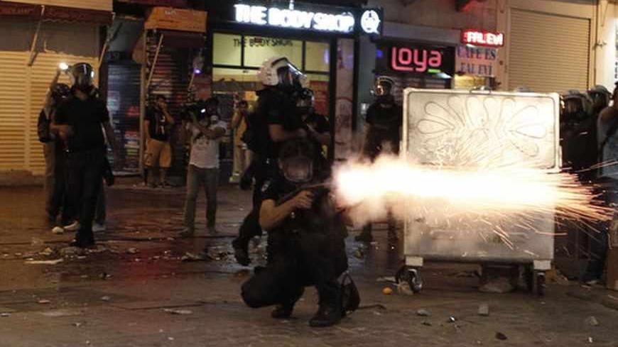 Riot police fire tear gas during a protest in central Istanbul September 10, 2013. Turkish police used teargas to disperse crowds in Istanbul and Ankara who were rallying against the death of a protester earlier in the day, witnesses said. REUTERS/Osman Orsal (TURKEY - Tags: POLITICS CIVIL UNREST) - RTX13GD6