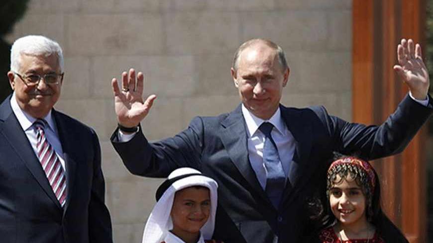 Palestinian President Mahmoud Abbas (L) and his Russian counterpart Vladimir Putin stand with children during a welcoming ceremony for Putin in the West Bank town of Bethlehem June 26, 2012. REUTERS/Mohamad Torokman (WEST BANK - Tags: POLITICS TPX IMAGES OF THE DAY) - RTR345WH