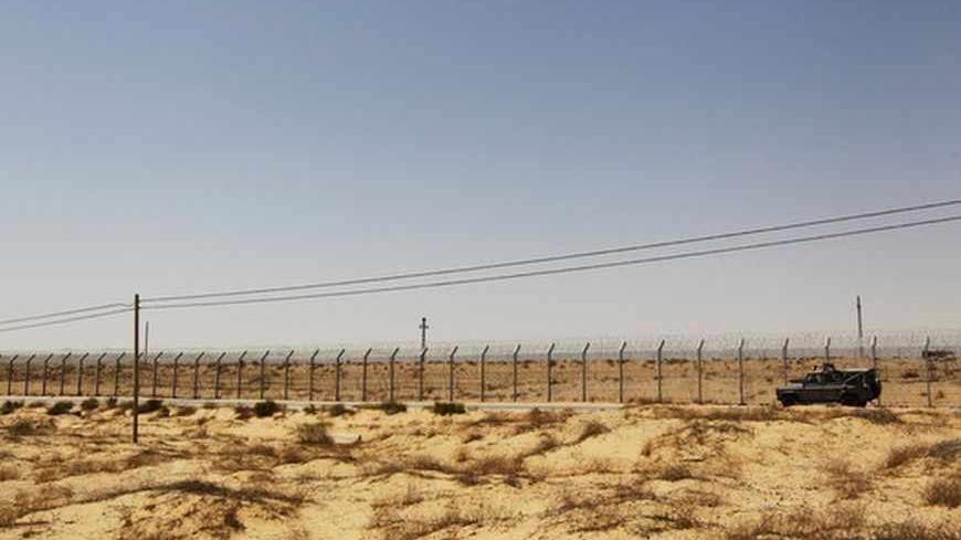 An Israeli military vehicle drives along Israel's border with Egypt's Sinai desert, near the Nitzana crossing August 20, 2013. Egypt began three days of official mourning for 25 policemen killed on Monday by suspected Islamist militants in the Sinai near the desert border with Israel. REUTERS/Ronen Zvulun (ISRAEL - Tags: POLITICS) - RTX12RGP