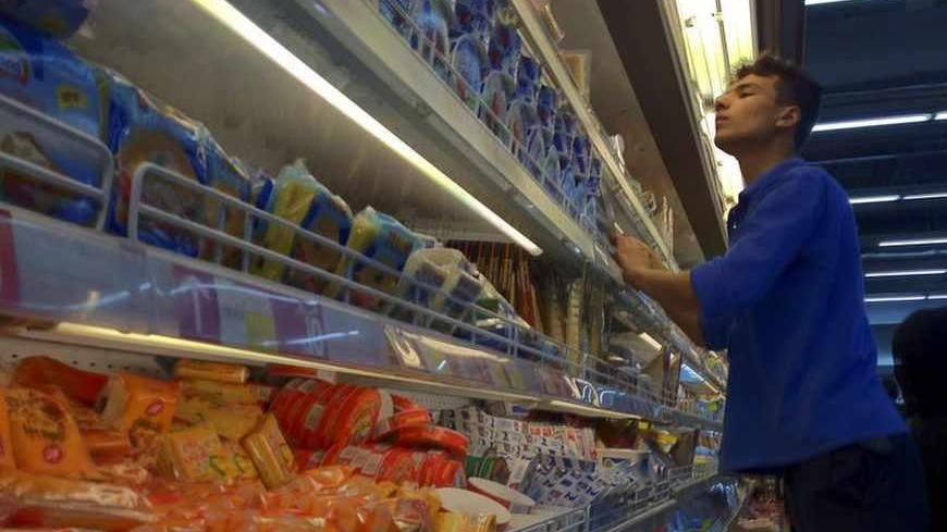 EDITORS' NOTE: Reuters and other foreign media are subject to Iranian restrictions on their ability to film or take pictures in Tehran.
An Iranian employee checks the food shelves at a shopping mall in northwestern Tehran February 3, 2012. With just a month to go before a parliamentary election, Iran has been hit hard in recent months by new U.S. and European economic sanctions over its nuclear programme, which Tehran says is peaceful but the West says is aimed at making a bomb. Picture taken February 3, 2