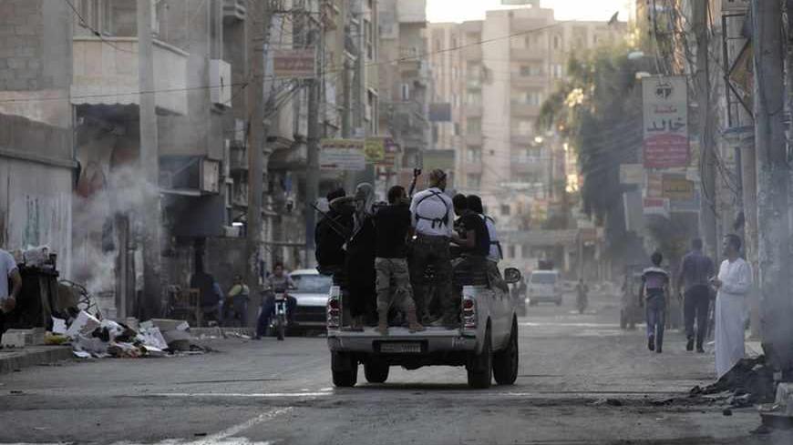 Free Syrian Army fighters ride on the back of a pickup truck in Deir al-Zor August 30, 2013. Picture taken August 30, 2013. REUTERS/Khalil Ashawi (SYRIA - Tags: POLITICS CIVIL UNREST CONFLICT MILITARY) - RTX132DY