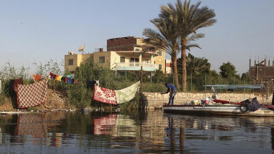 Fishermen hang their clothes out to dry on the banks of the river Nile in Cairo April 16, 2013. REUTERS/Asmaa Waguih (EGYPT) - RTX113BF