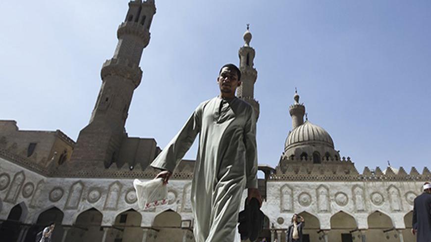 People are seen at Al Azhar mosque before a protest in support of the Islamist institution Al-Azhar's assertion of independence from the Muslim Brotherhood, in old Cairo April 5, 2013. REUTERS/Amr Abdallah Dalsh (EGYPT - Tags: POLITICS CIVIL UNREST RELIGION) - RTXY9Q2