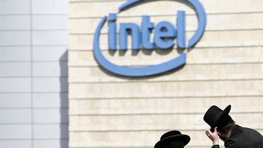 Ultra-Orthodox Jews take part in a protest against the operation of an Intel plant on the Jewish Sabbath in Jerusalem November 14, 2009. REUTERS/Baz Ratner (JERUSALEM BUSINESS CONFLICT RELIGION) - RTXQPS3