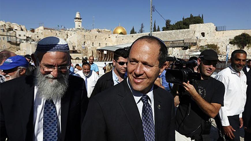 Jerusalem Mayor Nir Barkat (C) walks after praying at the Western Wall in Jerusalem's Old City October 23, 2013. Barkat won re-election on Wednesday in a hotly contested race that dealt a political blow to his challenger's main backers, former Foreign Minister Avigdor Lieberman and the ultra-Orthodox Shas party. REUTER/Baz Ratner (JERUSALEM - Tags: POLITICS ELECTIONS) - RTX14KZG