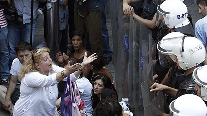 A demonstrator reacts to security forces during a peace day rally at Taksim square in central Istanbul September 1, 2013.  REUTERS/Osman Orsal (TURKEY - Tags: CIVIL UNREST POLITICS) - RTX133J7