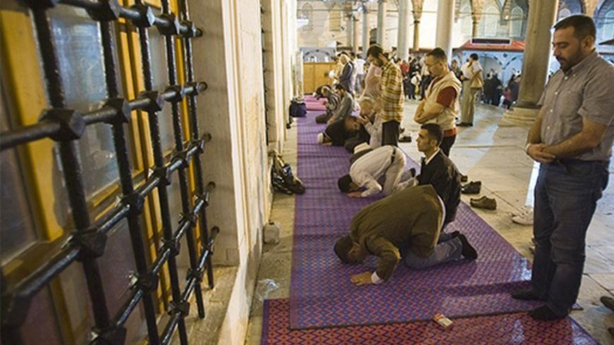 Sunni Muslims pray in the Blue mosque in Istanbul September 19, 2009. REUTERS/Morteza Nikoubazl (TURKEY RELIGION SOCIETY) - RTR281VZ