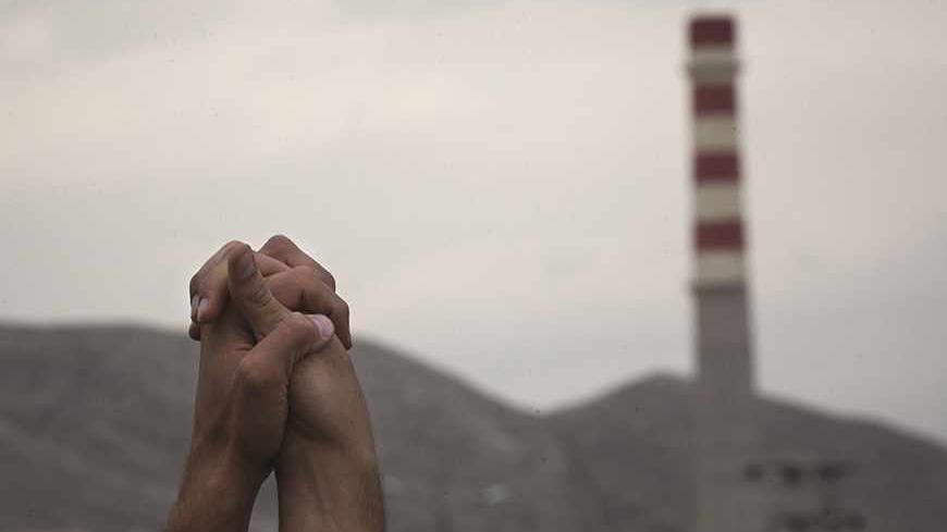 EDITORS' NOTE: Reuters and other foreign media are subject to Iranian restrictions on leaving the office to report, film or take pictures in Tehran.
Iranian students hold up their hands as a sign of unity as they form a human chain around the Uranium Conversion Facility (UCF) to show their support for Iran's nuclear program in Isfahan, 450 km (280 miles) south of Tehran November 15, 2011. REUTERS/Morteza Nikoubazl (IRAN - Tags: POLITICS ENERGY EDUCATION) - RTR2U1ID
