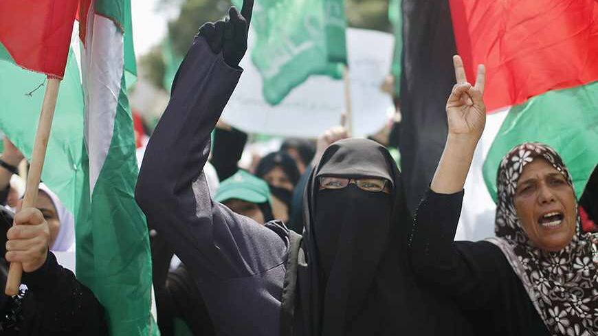 Palestinian women take part in a protest to show solidarity with Al-Aqsa mosque, in Gaza City September 24, 2013. REUTERS/Mohammed Salem (GAZA - Tags: POLITICS CIVIL UNREST RELIGION) - RTX13XDJ