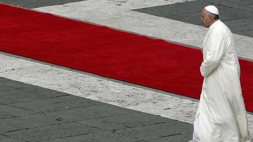Pope Francis walks away at the end of a mass to prepare an urn containing the relics of the Apostle St. Peter for public veneration, at the Vatican  November 24, 2013.   REUTERS/Stefano Rellandini  (VATICAN - Tags: RELIGION) - RTX15QYT