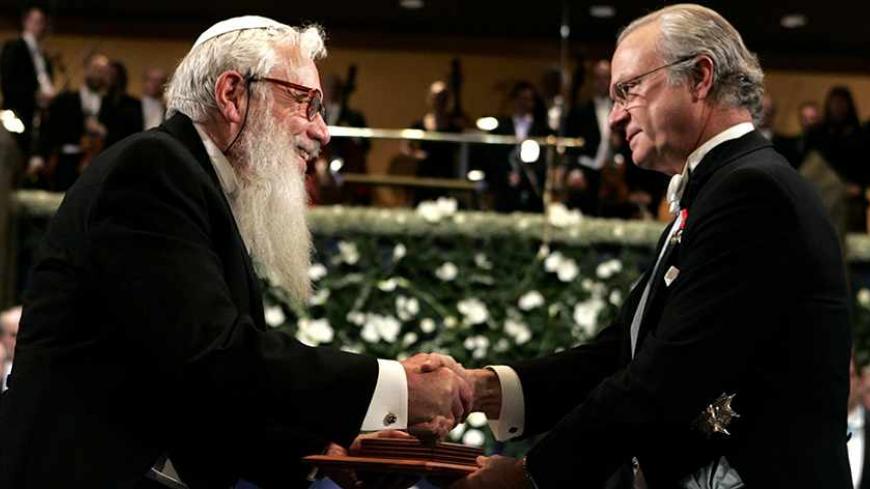 Nobel laureate Robert J. Aumann of Israel receives the joint 2005 Nobel Prize for Economy from Swedish King Carl Gustaf (R) at the Concert Hall in Stockholm December 10, 2005. SWEDEN OUT REUTERS/Anders Wiklund /Scanpix - RTR1APSD