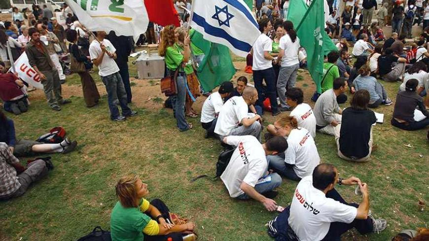 Israeli left-wing peace activists attend a rally, calling for the "two states solution" to the Mideast conflict, outside Jerusalem's Old City May 11, 2007. REUTERS/Ammar Awad  (JERUSALEM) - RTR1PKSI
